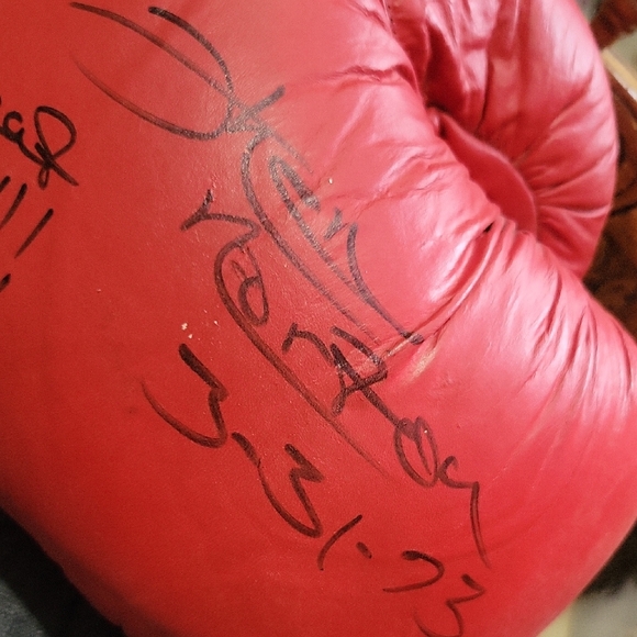 Ken Norton/ Ali fight 1973 Autographed Boxing Glove - Picture 3 of 3